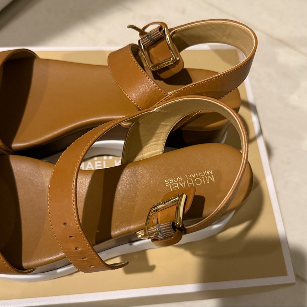Michael Kors Elegant Tan Sandals - Picture 3 of 7